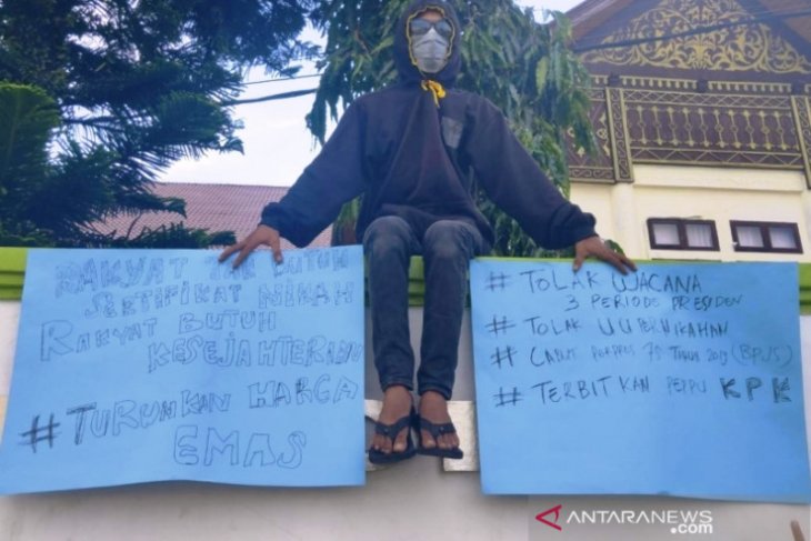 Tolak UU Pernikahan, seorang mahasiswa di Meulaboh gelar aksi tunggal