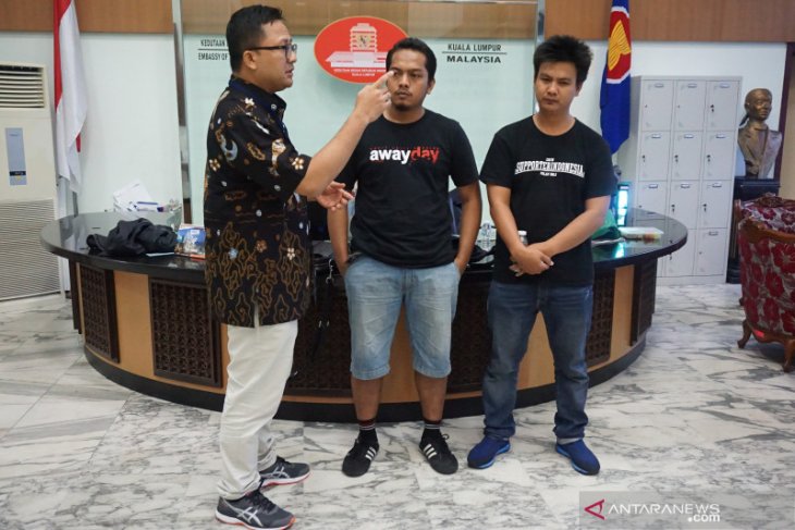 Dua suporter Indonesia dibebaskan, seorang masih ditahan