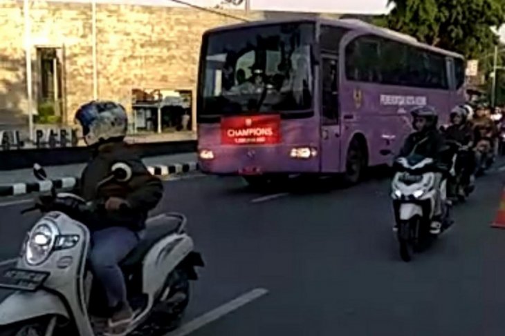 Suporter Persik Kediri konvoi rayakan juara Liga 2