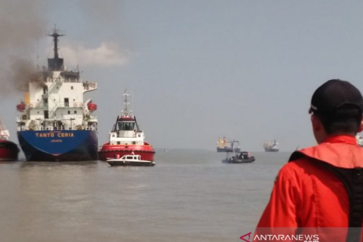 KM Tanto Ceria terbakar di perairan Gresik (Video)