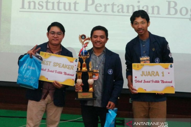 Tim IPB University juara lomba nasional debat sosial politik