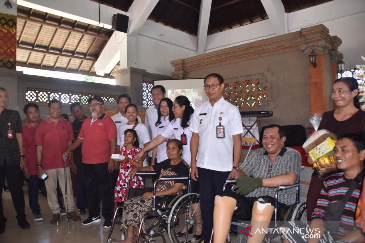 Badung serahkan 98 alat bantu disabilitas