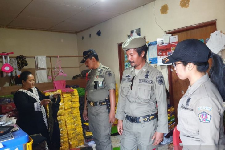 Satpol PP Denpasar tindak pengusaha sablon yang buang limbah ke sungai