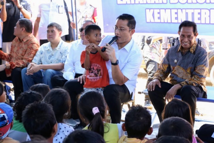 Mensos hibur ratusan anak korban gempa di Ambon