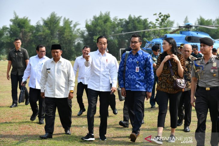 Presiden ajak dua staf khusus milenial kunjungi proyek Dermaga Patimban di Subang