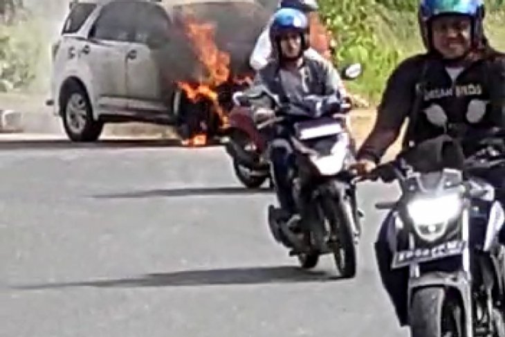 Sebuah mobil terbakar di dekat Transmart Kubu Raya