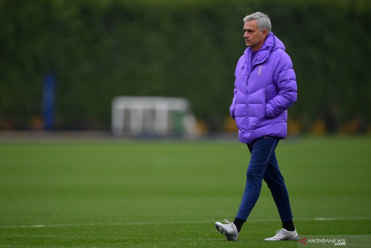 Manager Spurs Mourinho undang anak gawang untuk makan siang bersama