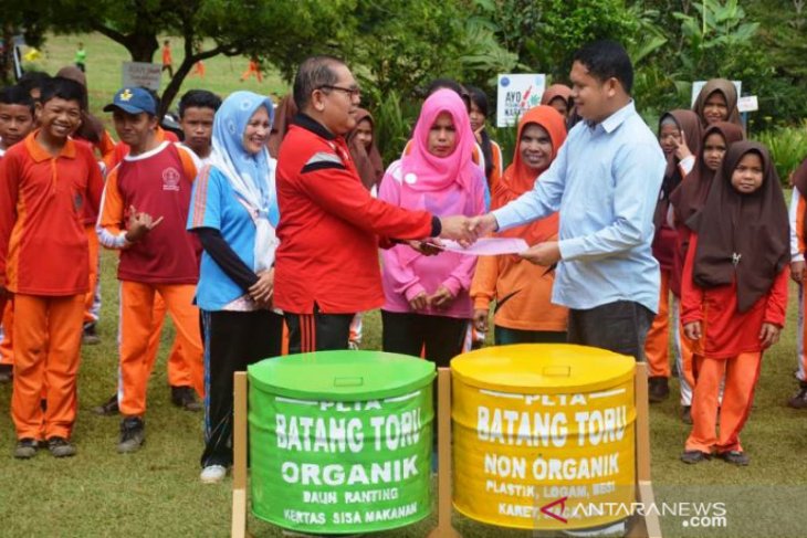 SMPN 1 Marancar dapat bantuan bank sampah dari PLTA Batang Toru