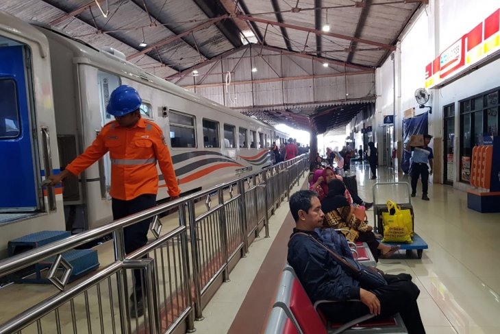KAI Daop Madiun tambah petugas penjaga perlintasan hadapi angkutan Natal