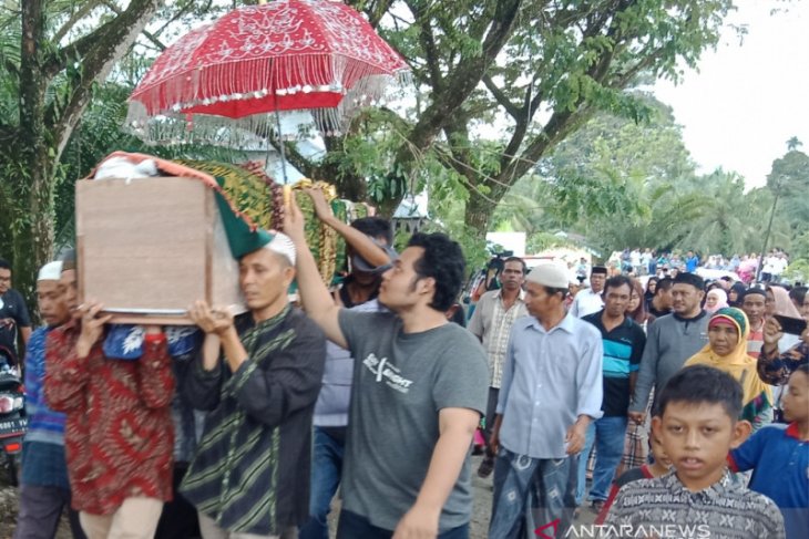 Ribuan warga antarkan jenazah Hakim Jamaluddin ke liang lahat di Nagan Raya - aceh.antaranews.com