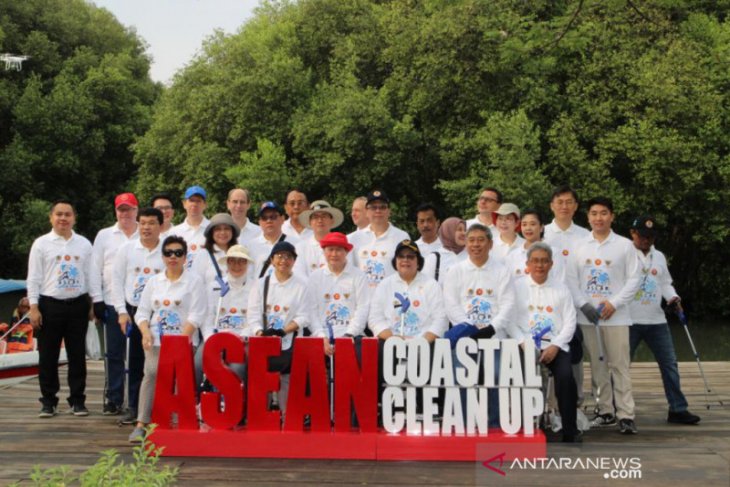 Menteri LHK tegaskan komitmen Indonesia kurangi sampah padat di laut