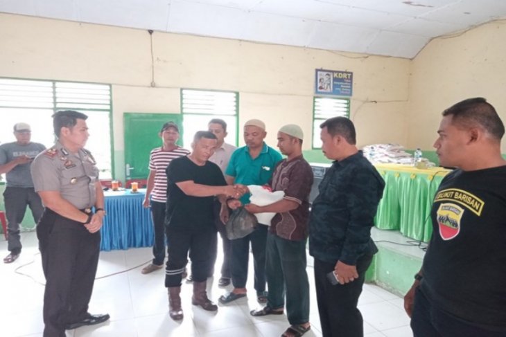 PT.KMP bagi sembako kepada warga kurang mampu