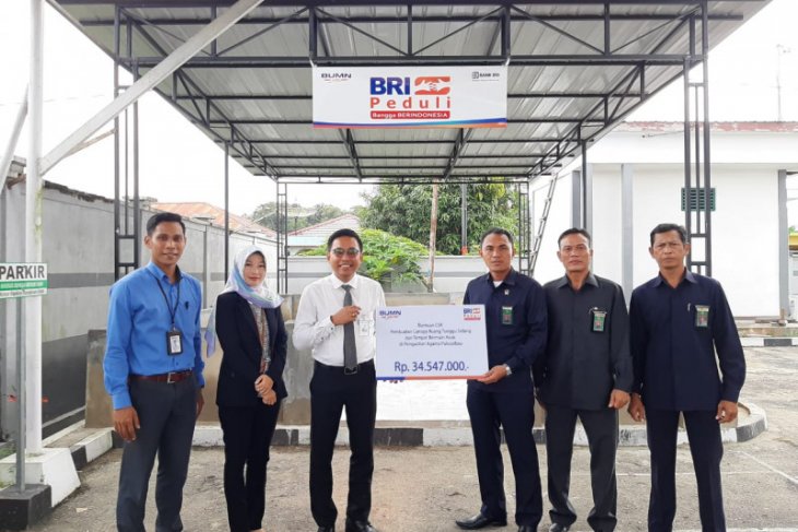 BRI Putussibau salurkan CSR ke pengadilan