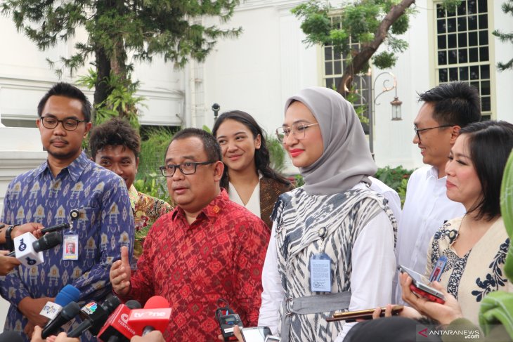 Staf khusus Billy Mambrasar tetap gunakan medsos untuk bekerja