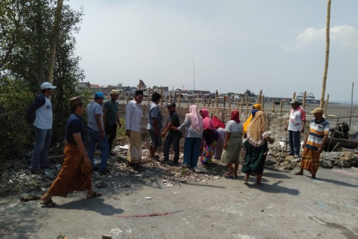 Bantah jual beli lahan reklamasi, puluhan warga Kenjeran Surabaya gelar aksi protes