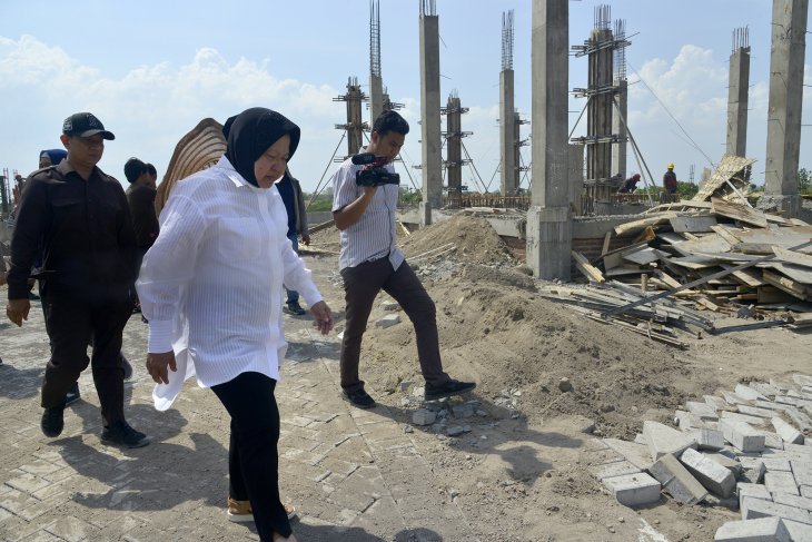 Masuk musim hujan, Risma pantau rumah pompa dan tanggul di Surabaya