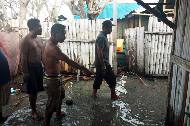 BPBD Buru tinjau dampak air laut pasang di Desa Bara