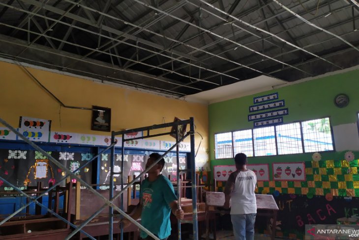 Atap gedung sekolah ambruk timpa 36 siswa dan seorang guru