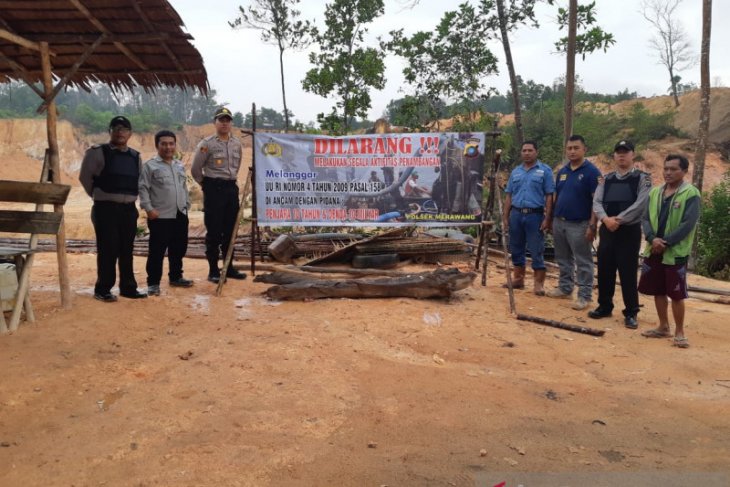 Polsek Merawang pasang spanduk larangan tambang timah pinggir kolong PDAM