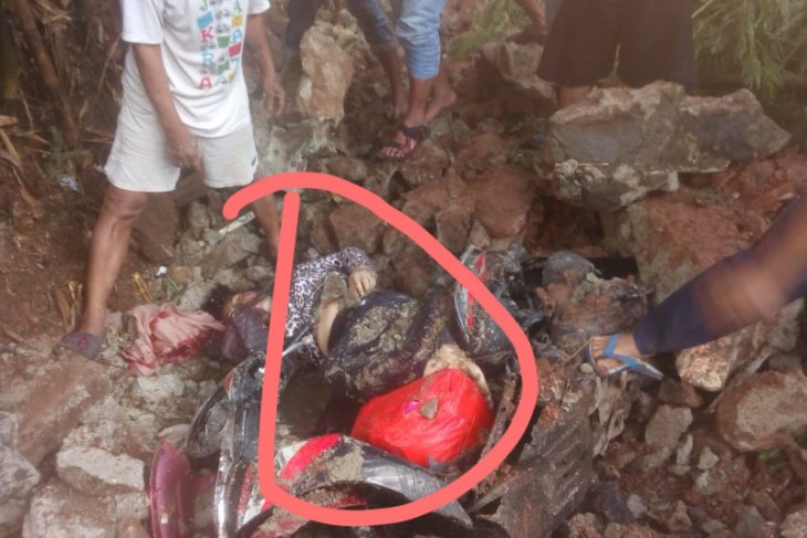 Turap di Tangsel roboh, tewaskan pengendara motor