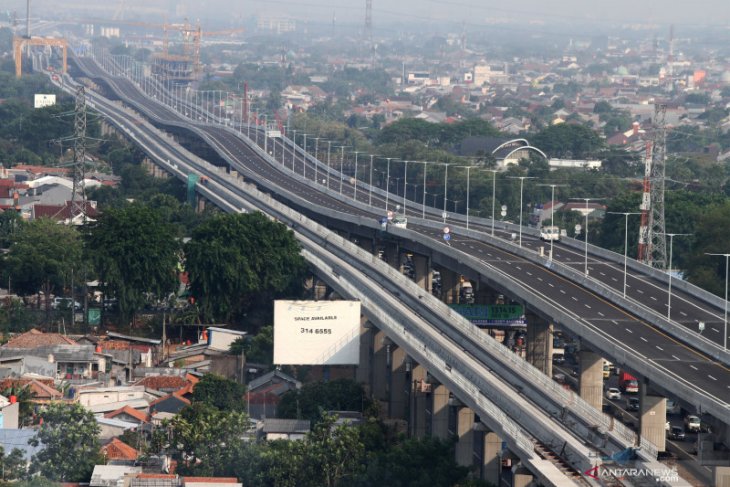 Jalan tol layang Jakarta-Cikampek siap dioperasikan