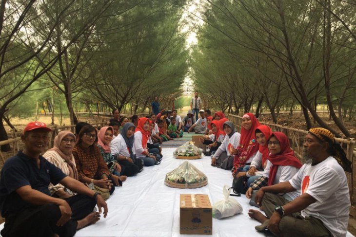 Relawan Risma gelar tumpengan di Hutan Pakal Surabaya