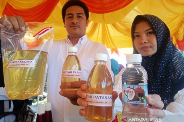 Wanita tani Aceh Barat mulai produksi minyak kelapa murni untuk kesehatan