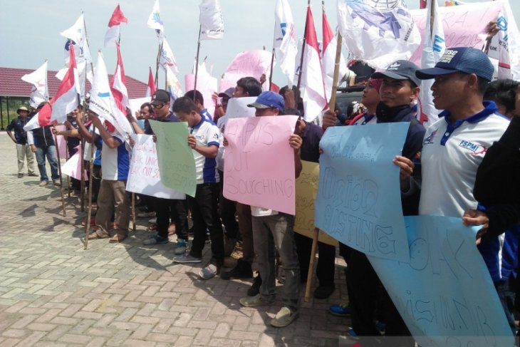 Mukomuko minta perusahaan harus bayar gaji buruh sesuai UMK