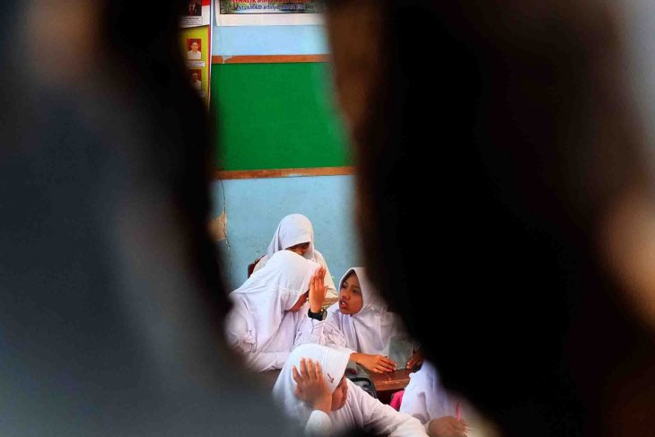 Ruang kelas SDN Langkap 02 di Jember retak, siswa belajar di mushalla