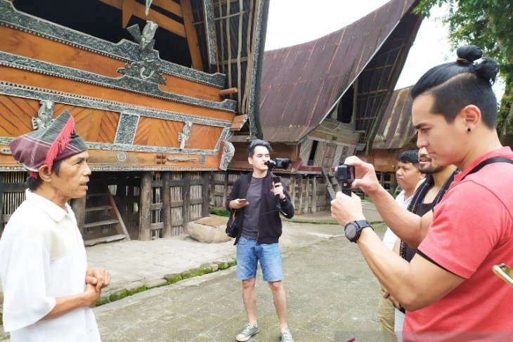 Travel influencer asal Jakarta kagumi panorama Danau Toba