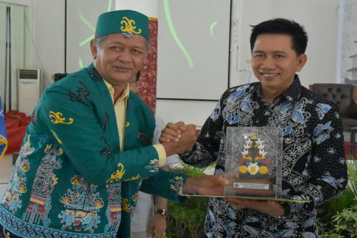 Koyem beri motivasi kesuksesan kepada mahasiswa IAHN Palangka Raya
