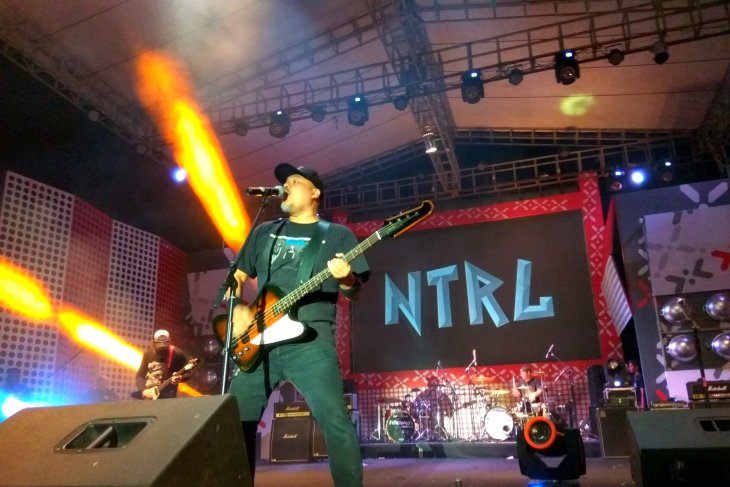 Grup rock NTRL sapa penggemar di Kota Ambon