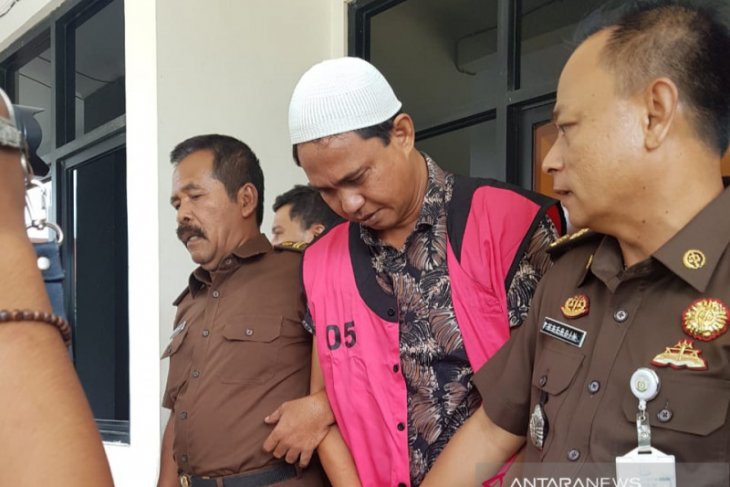 Kejaksaan Bekasi tahan terduga koruptor APBdes Rp1 miliar