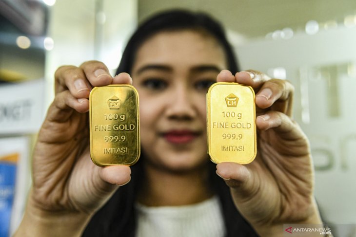 Emas berjangka naik tipis ditopang pelemahan dolar AS