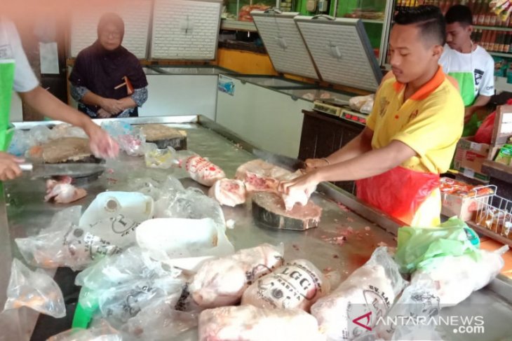 Harga daging ayam beku dan telur ayam di pasar Ambon naik