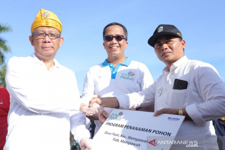 PLN Kalbar serahkan bantuan penghijauan senilai Rp120 juta