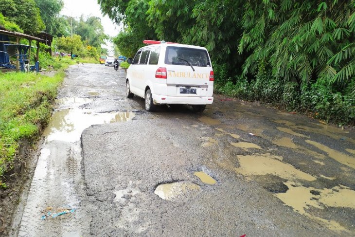 Jalan ke ibukota Simalungun perlu perbaikan