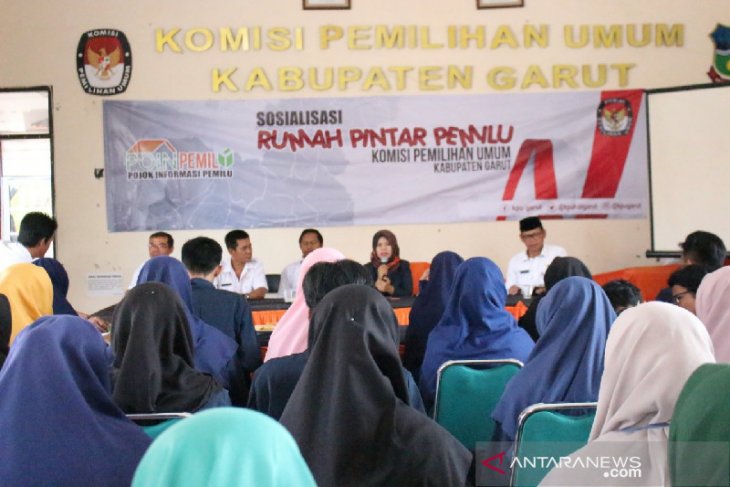 Tentang sistem demokrasi, KPU Garut bangun kesadaran kaum milenial