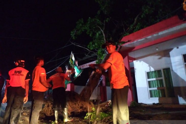 Lima kecamatan di Jember diterjang angin kencang dan longsor