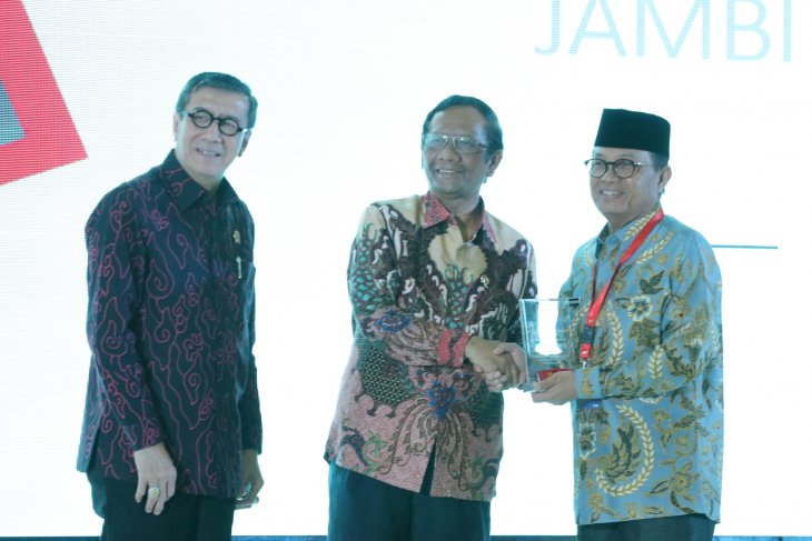 Gubernur Jambi dianugerahi penghargaan pembina kabupaten/kota peduli HAM
