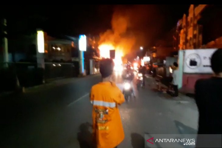 Terjadi kebakaran rumah tinggal dan lapak Minggu pagi