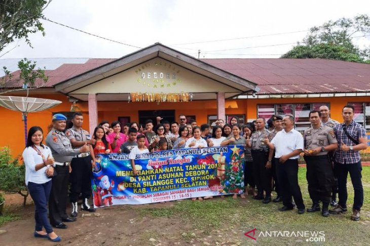 Jelang Natal dan Tahun Baru, Polres Tapsel kunjungi panti asuhan Debora Sipirok