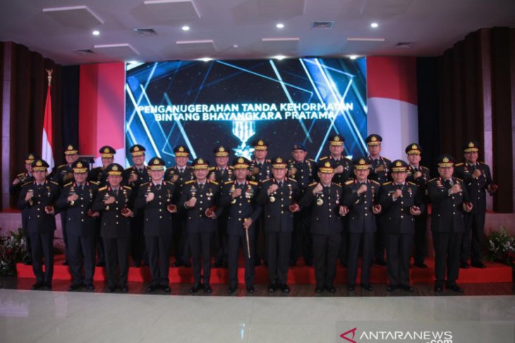 Kapolda Jambi menerima penghargaan Bintang Bhayangkara Pratama dari Presiden