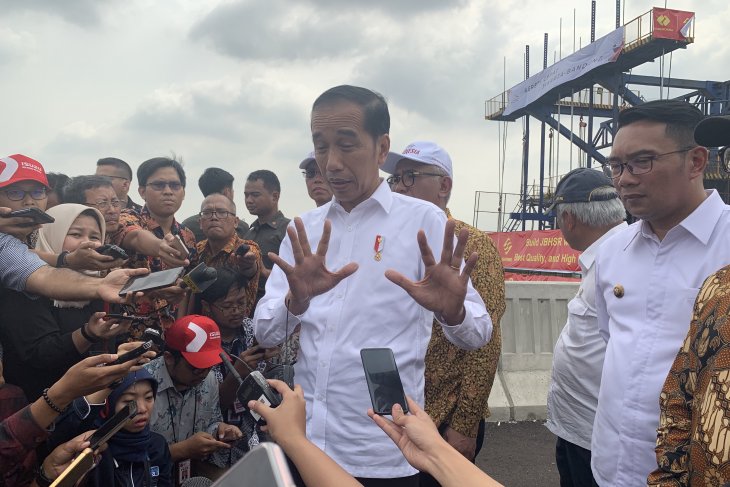 Presiden tegaskan kereta cepat dan LRT rampung 2021