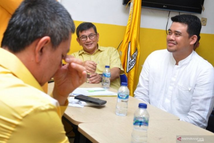 Menantu Presiden Jokowi, Bobby kembalikan formulir pendaftaran ke Golkar