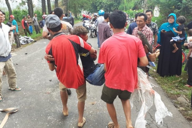 Rem truk tronton blong, satu tewas enam luka-luka