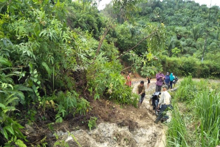 Curah hujan tinggi, longsor terjadi di tiga titik di Kutambaru Langkat