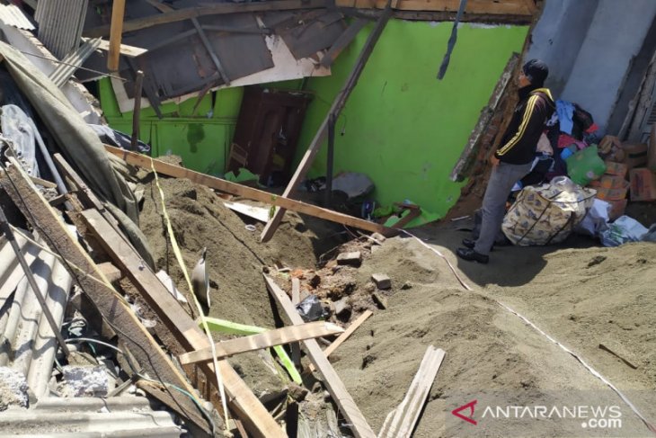 Satu keluarga tertimbun ruko akibat dihantam truk pasir, tiga orang tewas
