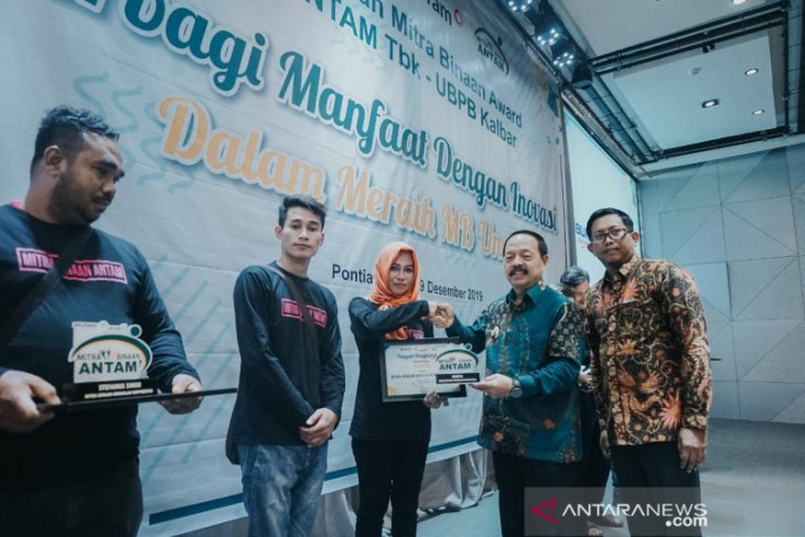 Antam berikan award kepada 10 Mitra Binaannya