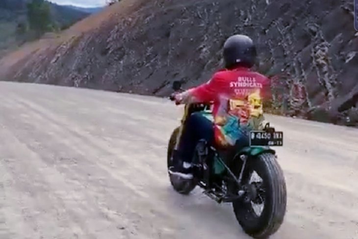 Jokowi reviews border road construction aboard custom motorcycle